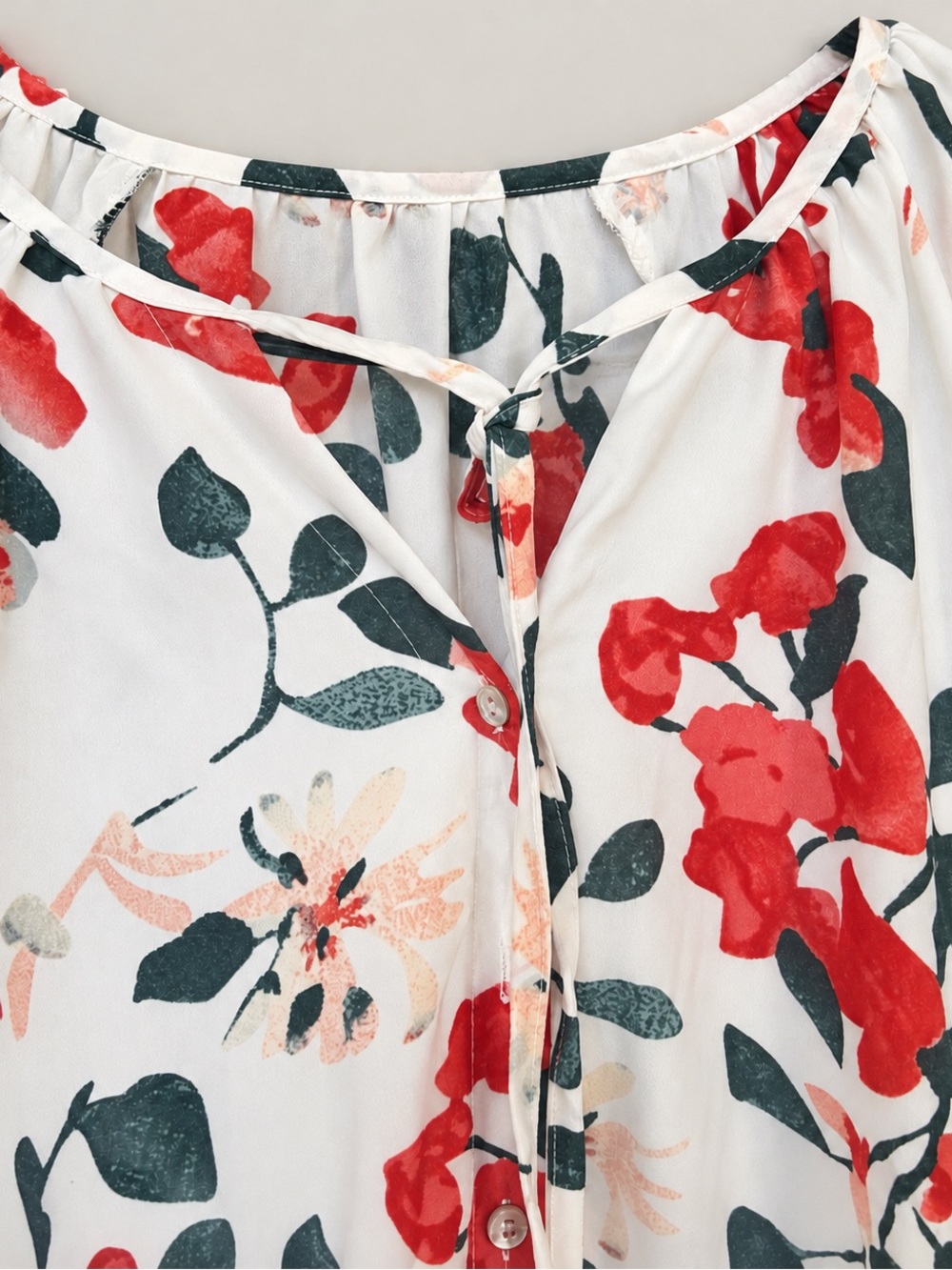 Women’s Floral Short Sleeve Blouse Size Small White Red Green Lightweight Top - Picture 3 of 5